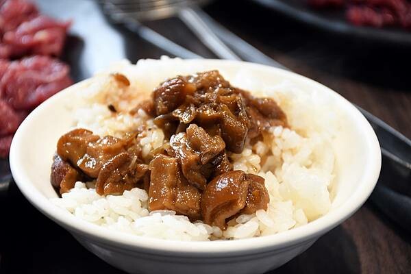 不辭千里、也要一吃為快的牛肉火鍋~【湖東牛肉館】為你變成米其林身材我願意!※高雄牛肉鍋推薦※高雄必吃美