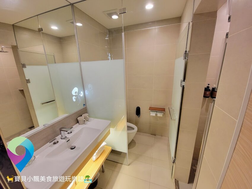 [旅宿]台南 舒適CP值極佳 免費自助式洗衣超貼心 一旁的海安路商圈 越夜越美麗 夜晚漫步好悠閒 榮美金鬱金香