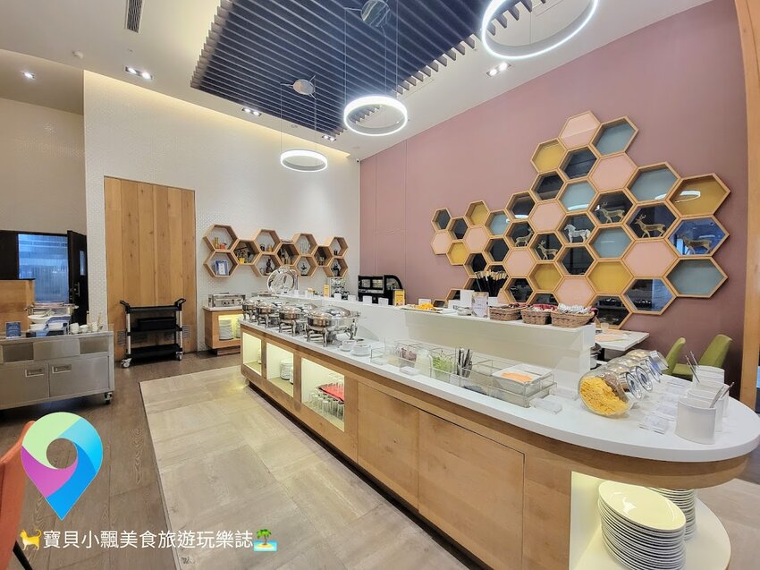 [旅宿]台南 舒適CP值極佳 免費自助式洗衣超貼心 一旁的海安路商圈 越夜越美麗 夜晚漫步好悠閒 榮美金鬱金香