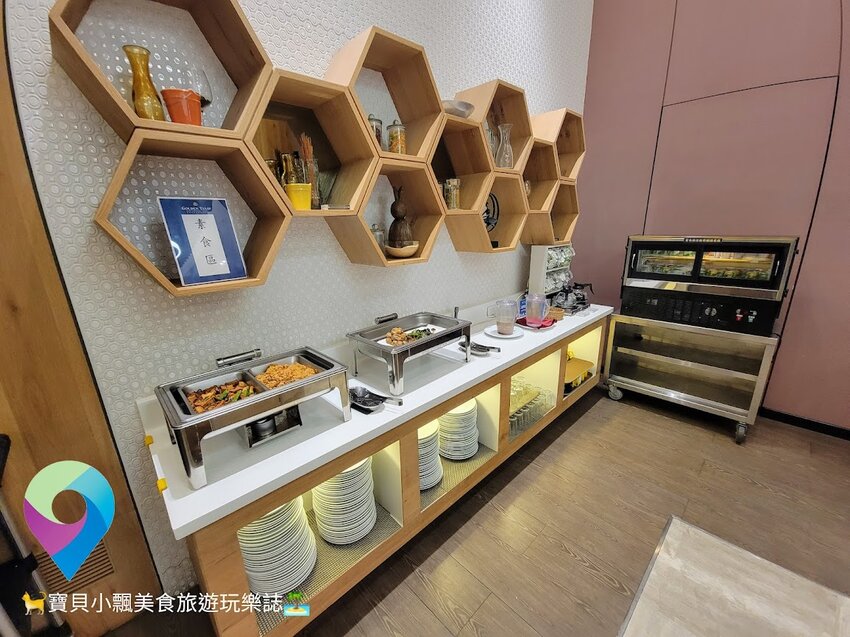 [旅宿]台南 舒適CP值極佳 免費自助式洗衣超貼心 一旁的海安路商圈 越夜越美麗 夜晚漫步好悠閒 榮美金鬱金香