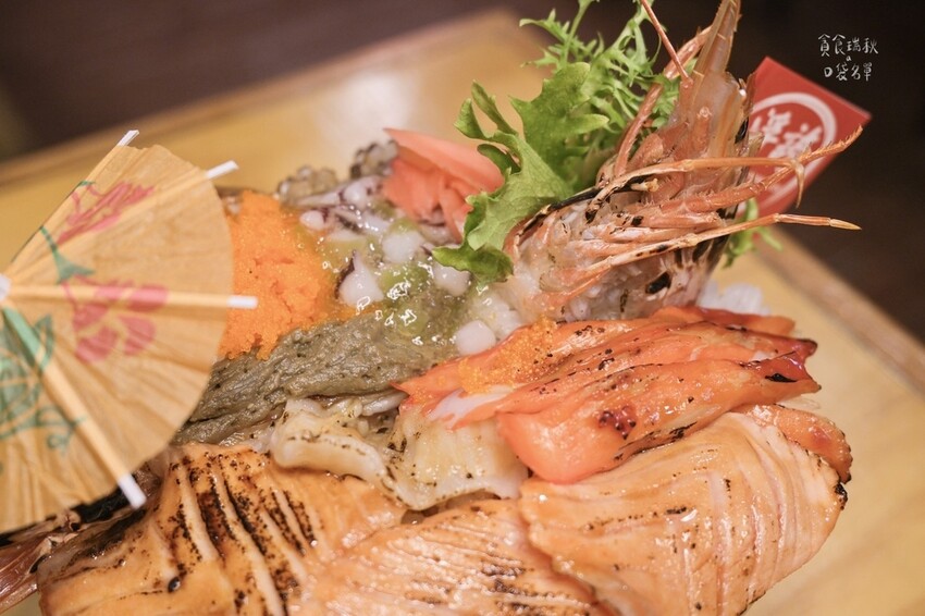 台中北區｜浮誇系海鮮丼飯第一名！新鮮爆量海鮮令人回味無窮｜信