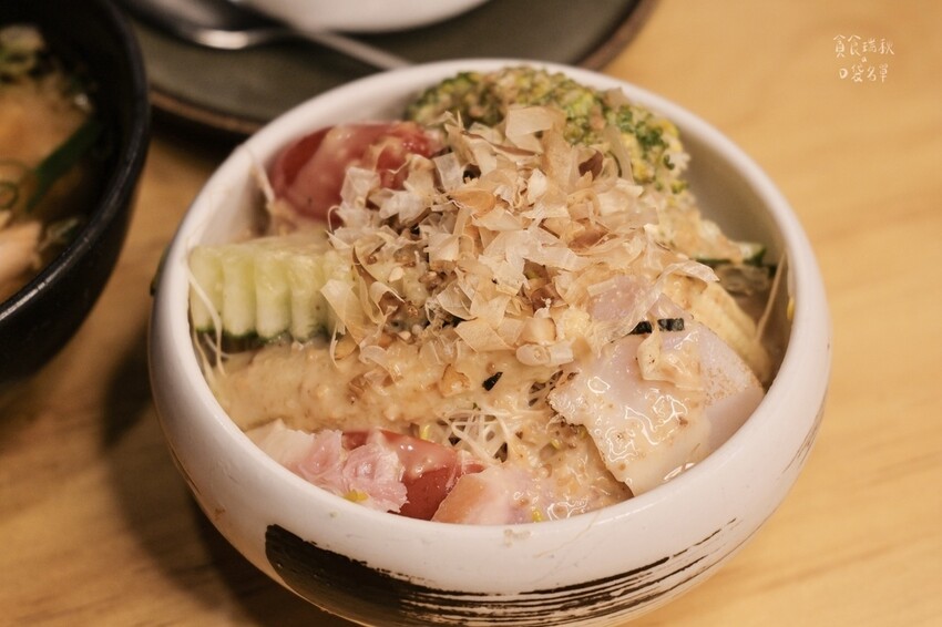 台中北區｜浮誇系海鮮丼飯第一名！新鮮爆量海鮮令人回味無窮｜信