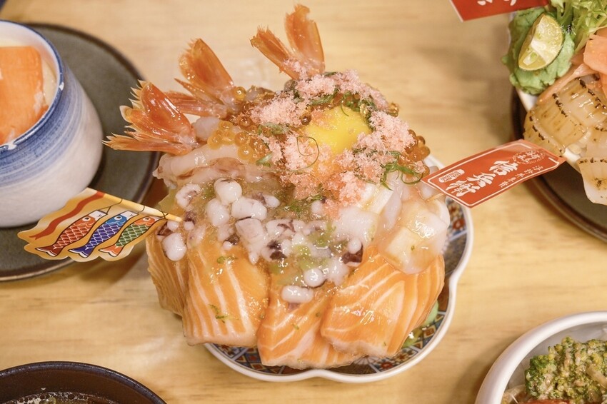 台中北區｜浮誇系海鮮丼飯第一名！新鮮爆量海鮮令人回味無窮｜信