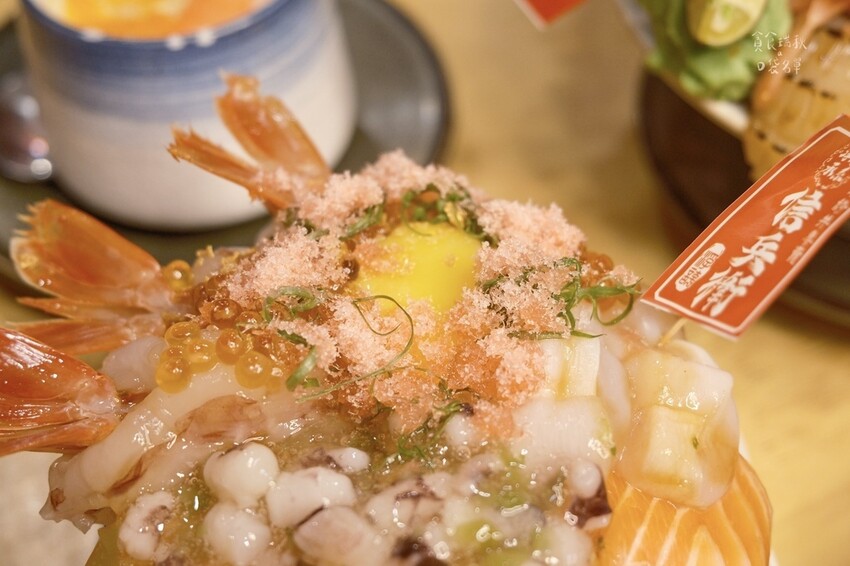台中北區｜浮誇系海鮮丼飯第一名！新鮮爆量海鮮令人回味無窮｜信