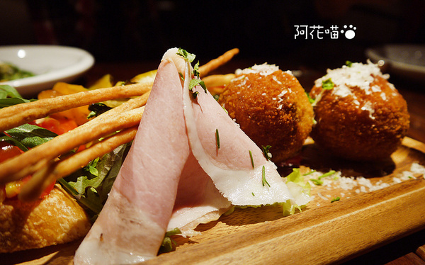 Salvatore Cuomo ＆ Bar：【忠孝復興│義式】世界冠軍披薩『Salvatore Cuomo ＆ Bar』，日本來的！微風廣場美味上菜