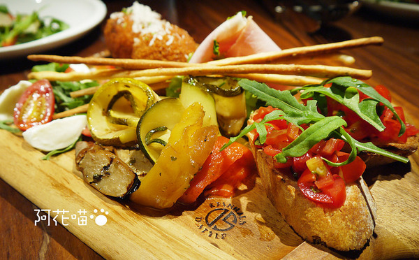 Salvatore Cuomo ＆ Bar：【忠孝復興│義式】世界冠軍披薩『Salvatore Cuomo ＆ Bar』，日本來的！微風廣場美味上菜