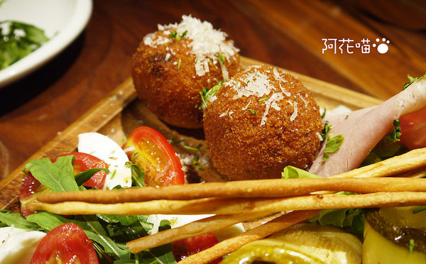 Salvatore Cuomo ＆ Bar：【忠孝復興│義式】世界冠軍披薩『Salvatore Cuomo ＆ Bar』，日本來的！微風廣場美味上菜