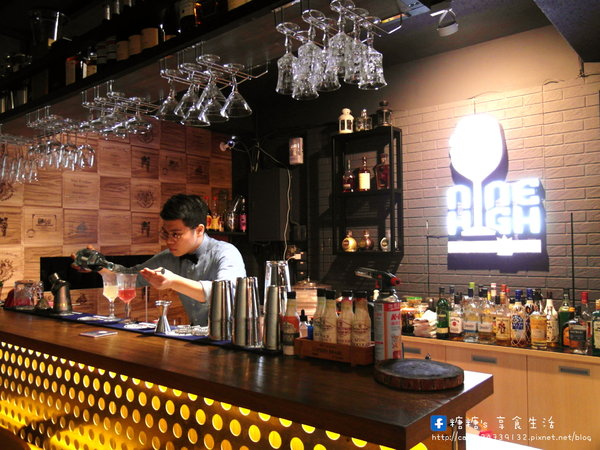 Nine High 久嗨微醺壹號店:〖台中│美食〗Nine High 久嗨微醺壹號店 ❤ 台中特色餐酒館,以獅子為主題,隱藏於巷弄中,近台中SOGO百貨~超吸睛微醺飯蛋糕登場,還有澎派炸物唷!!