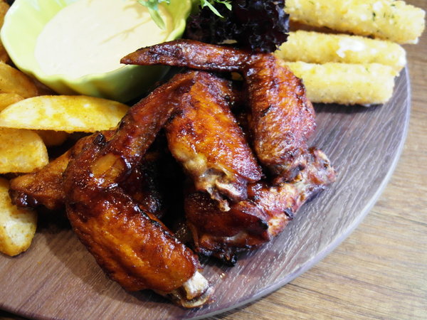 Nine High 久嗨微醺壹號店:〖台中│美食〗Nine High 久嗨微醺壹號店 ❤ 台中特色餐酒館,以獅子為主題,隱藏於巷弄中,近台中SOGO百貨~超吸睛微醺飯蛋糕登場,還有澎派炸物唷!!