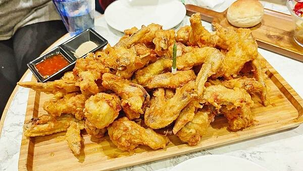 【烏來美食】雅各原住民山豬肉香腸|排隊人潮幾乎沒有停過的香腸店