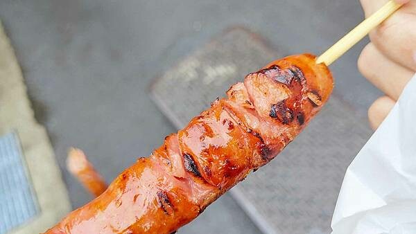 【烏來美食】雅各原住民山豬肉香腸|排隊人潮幾乎沒有停過的香腸店