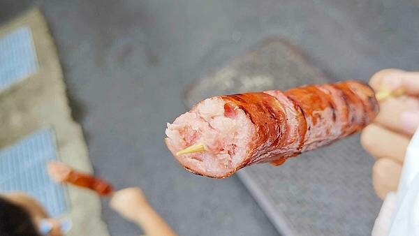 【烏來美食】雅各原住民山豬肉香腸|排隊人潮幾乎沒有停過的香腸店