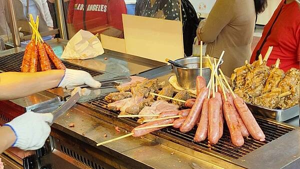 【烏來美食】雅各原住民山豬肉香腸|排隊人潮幾乎沒有停過的香腸店