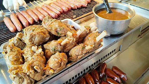 【烏來美食】雅各原住民山豬肉香腸|排隊人潮幾乎沒有停過的香腸店