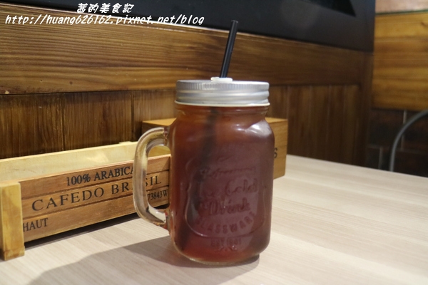 轉角198號咖啡 Corner No.198 Cafe：【[新北三重區】三重義式料理推薦 『轉角198號咖啡 Corner No.198 Cafe』義大利麵/排餐/燉飯/帕尼尼/鬆餅/咖啡/不收服務費/捷運徐匯中學