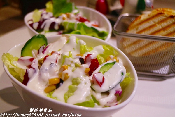 轉角198號咖啡 Corner No.198 Cafe：【[新北三重區】三重義式料理推薦 『轉角198號咖啡 Corner No.198 Cafe』義大利麵/排餐/燉飯/帕尼尼/鬆餅/咖啡/不收服務費/捷運徐匯中學