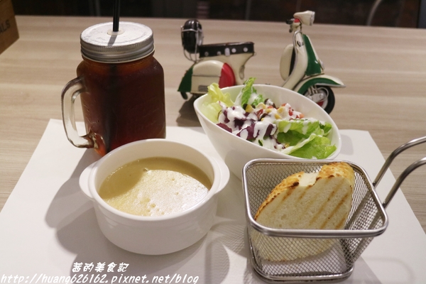 轉角198號咖啡 Corner No.198 Cafe：【[新北三重區】三重義式料理推薦 『轉角198號咖啡 Corner No.198 Cafe』義大利麵/排餐/燉飯/帕尼尼/鬆餅/咖啡/不收服務費/捷運徐匯中學