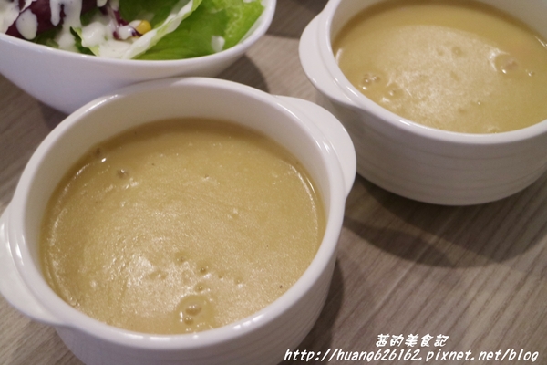 轉角198號咖啡 Corner No.198 Cafe：【[新北三重區】三重義式料理推薦 『轉角198號咖啡 Corner No.198 Cafe』義大利麵/排餐/燉飯/帕尼尼/鬆餅/咖啡/不收服務費/捷運徐匯中學