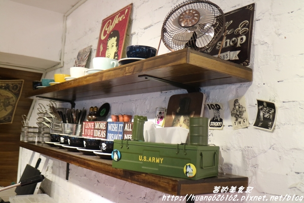 轉角198號咖啡 Corner No.198 Cafe：【[新北三重區】三重義式料理推薦 『轉角198號咖啡 Corner No.198 Cafe』義大利麵/排餐/燉飯/帕尼尼/鬆餅/咖啡/不收服務費/捷運徐匯中學