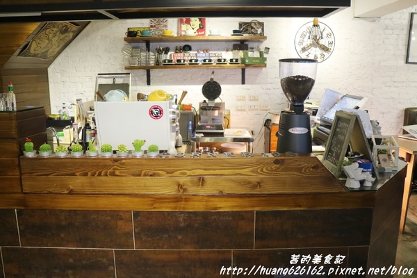 轉角198號咖啡 Corner No.198 Cafe：【[新北三重區】三重義式料理推薦 『轉角198號咖啡 Corner No.198 Cafe』義大利麵/排餐/燉飯/帕尼尼/鬆餅/咖啡/不收服務費/捷運徐匯中學