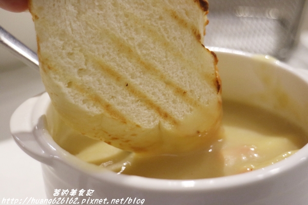 轉角198號咖啡 Corner No.198 Cafe：【[新北三重區】三重義式料理推薦 『轉角198號咖啡 Corner No.198 Cafe』義大利麵/排餐/燉飯/帕尼尼/鬆餅/咖啡/不收服務費/捷運徐匯中學