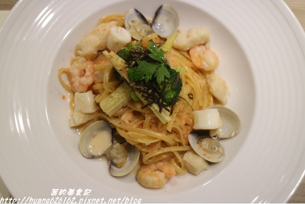 轉角198號咖啡 Corner No.198 Cafe：【[新北三重區】三重義式料理推薦 『轉角198號咖啡 Corner No.198 Cafe』義大利麵/排餐/燉飯/帕尼尼/鬆餅/咖啡/不收服務費/捷運徐匯中學