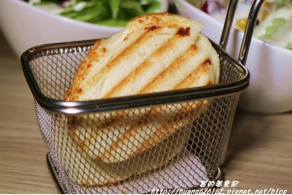 轉角198號咖啡 Corner No.198 Cafe：【[新北三重區】三重義式料理推薦 『轉角198號咖啡 Corner No.198 Cafe』義大利麵/排餐/燉飯/帕尼尼/鬆餅/咖啡/不收服務費/捷運徐匯中學