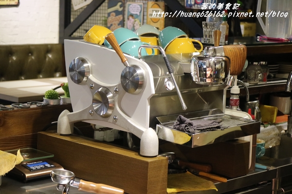 轉角198號咖啡 Corner No.198 Cafe：【[新北三重區】三重義式料理推薦 『轉角198號咖啡 Corner No.198 Cafe』義大利麵/排餐/燉飯/帕尼尼/鬆餅/咖啡/不收服務費/捷運徐匯中學