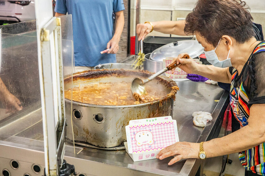 高雄市前鎮區華喜爌肉飯｜90%在地人在扛！在地經營五十年大鍋滷香爌肉飯