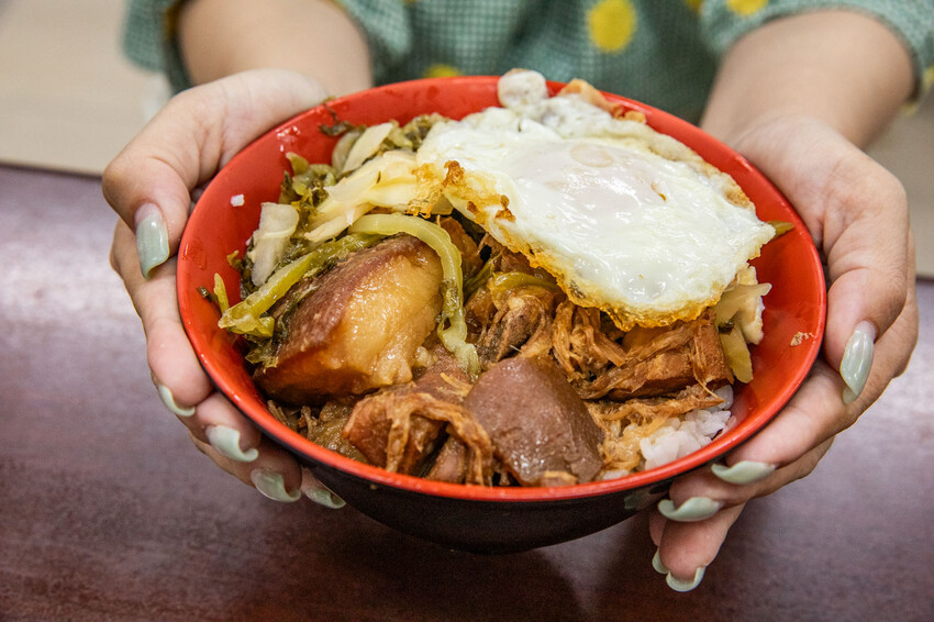 高雄市前鎮區華喜爌肉飯｜90%在地人在扛！在地經營五十年大鍋滷香爌肉飯