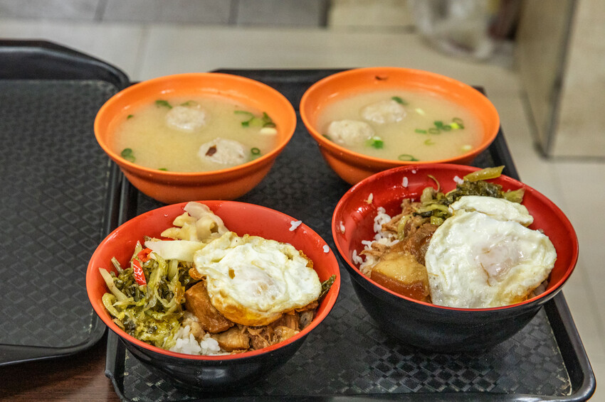 高雄市前鎮區華喜爌肉飯｜90%在地人在扛！在地經營五十年大鍋滷香爌肉飯