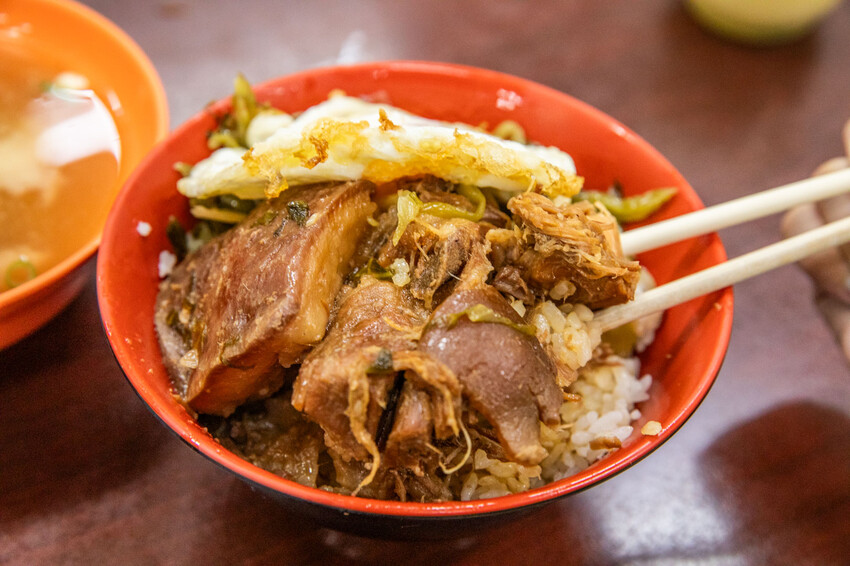 高雄市前鎮區華喜爌肉飯｜90%在地人在扛！在地經營五十年大鍋滷香爌肉飯