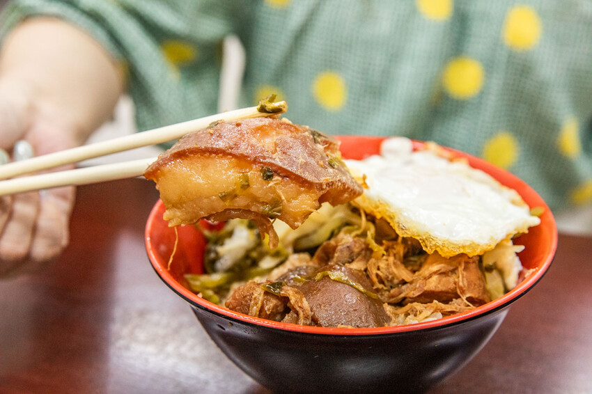 高雄市前鎮區華喜爌肉飯｜90%在地人在扛！在地經營五十年大鍋滷香爌肉飯