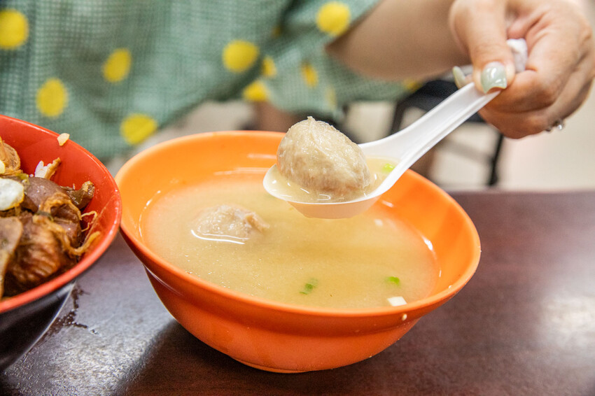 高雄市前鎮區華喜爌肉飯｜90%在地人在扛！在地經營五十年大鍋滷香爌肉飯