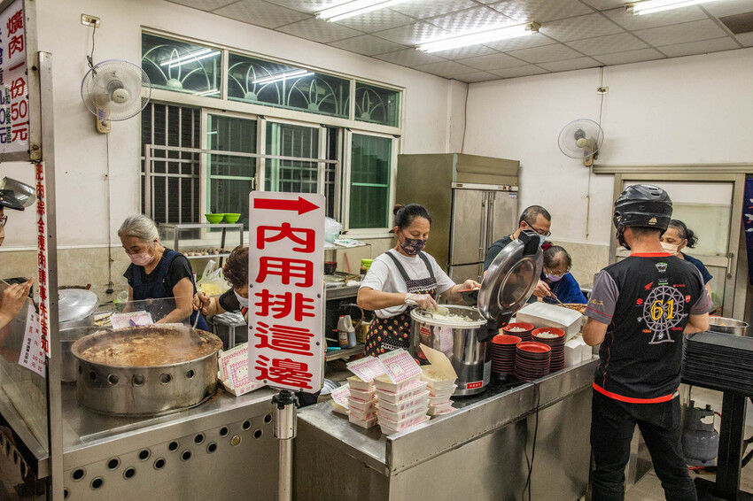 高雄市前鎮區華喜爌肉飯｜90%在地人在扛！在地經營五十年大鍋滷香爌肉飯