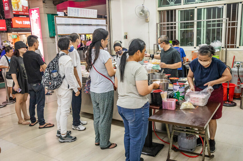 高雄市前鎮區華喜爌肉飯｜90%在地人在扛！在地經營五十年大鍋滷香爌肉飯