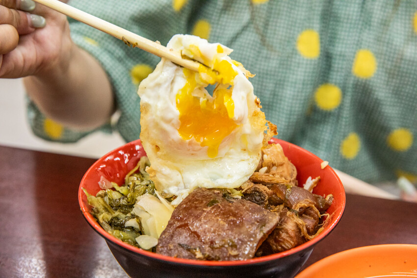 高雄市前鎮區華喜爌肉飯｜90%在地人在扛！在地經營五十年大鍋滷香爌肉飯