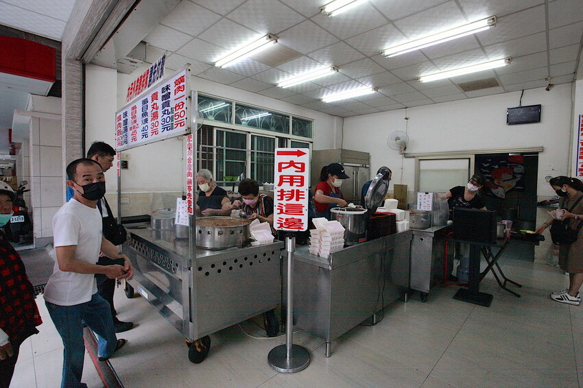 高雄市前鎮區吃。高雄美食｜前鎮區。「華喜爌肉飯」飄香超過50年老店，食尚玩家採訪過，燉煮到軟爛古早味辦桌爌肉飯令我