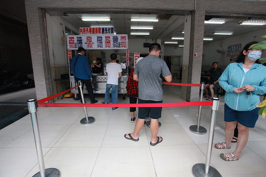 高雄市前鎮區吃。高雄美食｜前鎮區。「華喜爌肉飯」飄香超過50年老店，食尚玩家採訪過，燉煮到軟爛古早味辦桌爌肉飯令我