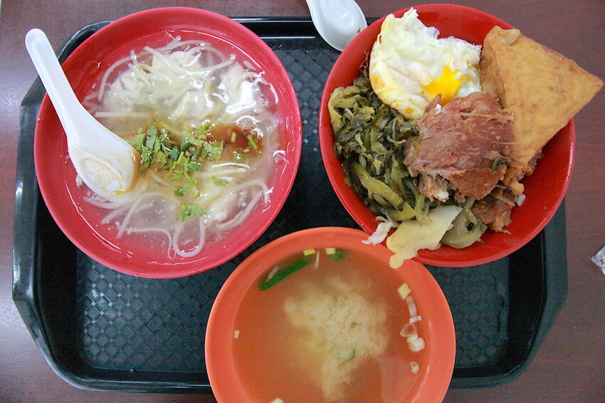 高雄市前鎮區吃。高雄美食｜前鎮區。「華喜爌肉飯」飄香超過50年老店，食尚玩家採訪過，燉煮到軟爛古早味辦桌爌肉飯令我
