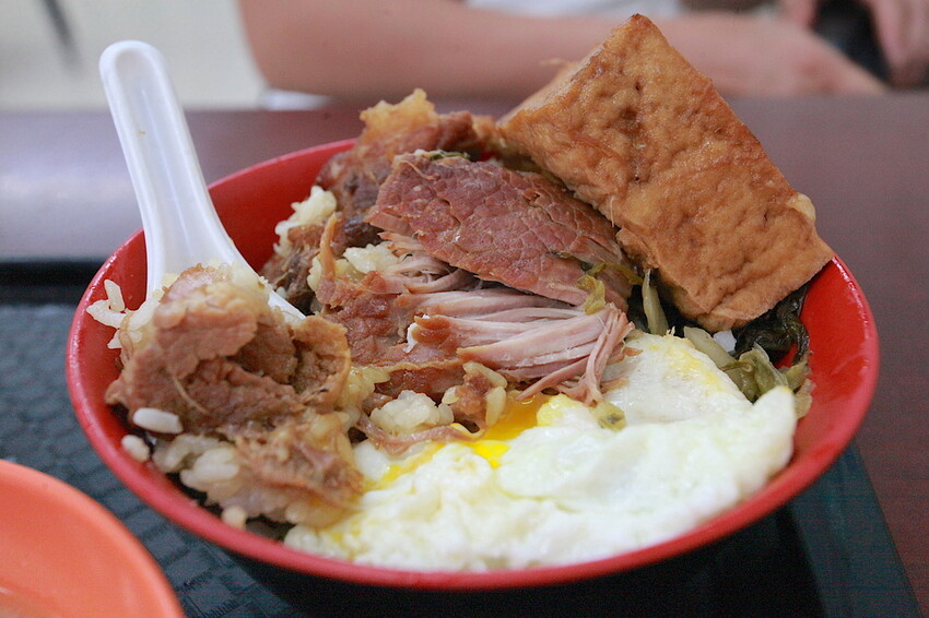 高雄市前鎮區吃。高雄美食｜前鎮區。「華喜爌肉飯」飄香超過50年老店，食尚玩家採訪過，燉煮到軟爛古早味辦桌爌肉飯令我