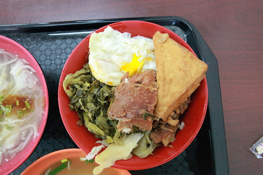 高雄市前鎮區吃。高雄美食｜前鎮區。「華喜爌肉飯」飄香超過50年老店，食尚玩家採訪過，燉煮到軟爛古早味辦桌爌肉飯令我