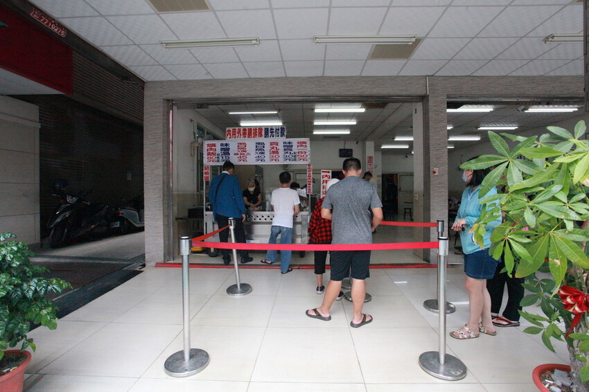 高雄市前鎮區吃。高雄美食｜前鎮區。「華喜爌肉飯」飄香超過50年老店，食尚玩家採訪過，燉煮到軟爛古早味辦桌爌肉飯令我