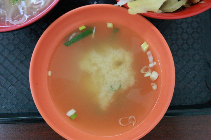 高雄市前鎮區吃。高雄美食｜前鎮區。「華喜爌肉飯」飄香超過50年老店，食尚玩家採訪過，燉煮到軟爛古早味辦桌爌肉飯令我