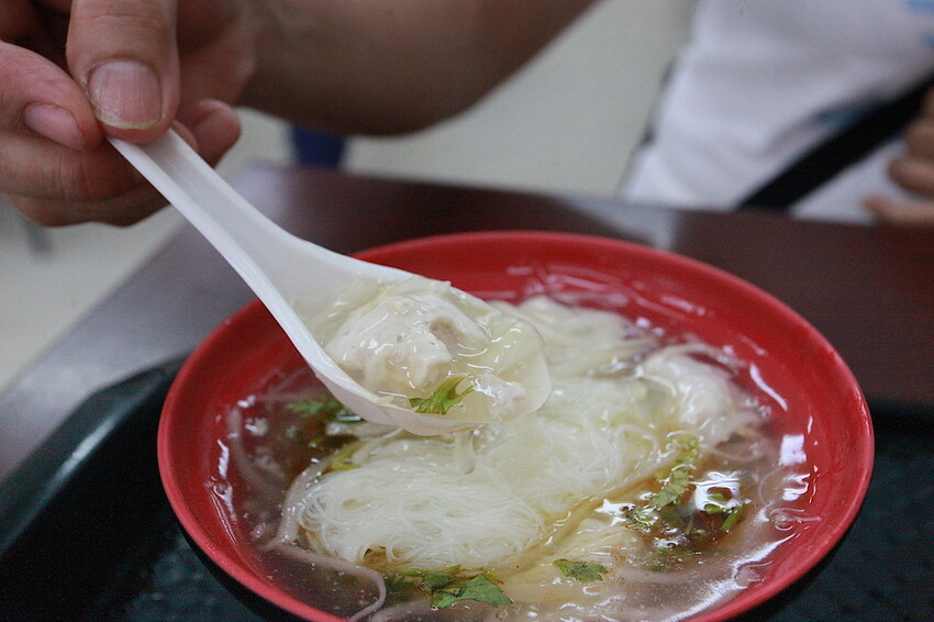 高雄市前鎮區吃。高雄美食｜前鎮區。「華喜爌肉飯」飄香超過50年老店，食尚玩家採訪過，燉煮到軟爛古早味辦桌爌肉飯令我