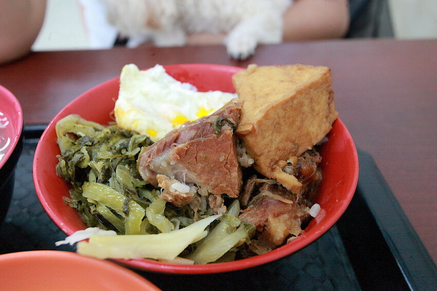 高雄市前鎮區吃。高雄美食｜前鎮區。「華喜爌肉飯」飄香超過50年老店，食尚玩家採訪過，燉煮到軟爛古早味辦桌爌肉飯令我