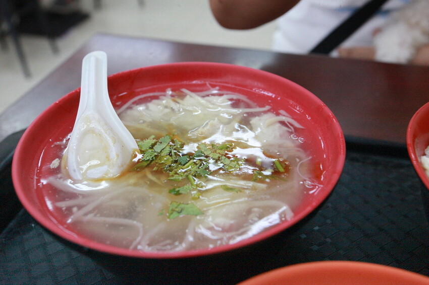 高雄市前鎮區吃。高雄美食｜前鎮區。「華喜爌肉飯」飄香超過50年老店，食尚玩家採訪過，燉煮到軟爛古早味辦桌爌肉飯令我
