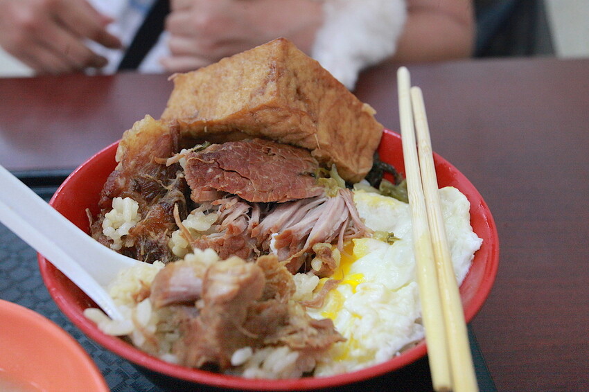 高雄市前鎮區吃。高雄美食｜前鎮區。「華喜爌肉飯」飄香超過50年老店，食尚玩家採訪過，燉煮到軟爛古早味辦桌爌肉飯令我