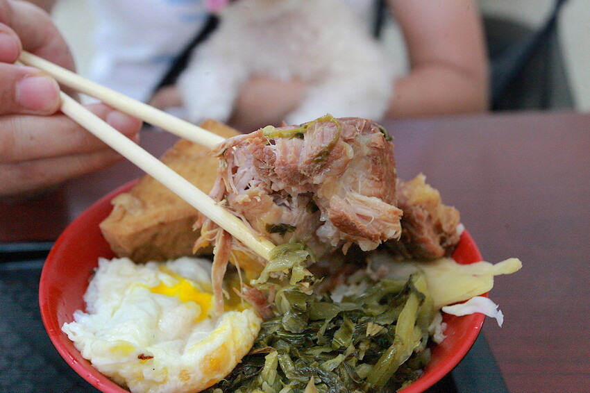 高雄市前鎮區吃。高雄美食｜前鎮區。「華喜爌肉飯」飄香超過50年老店，食尚玩家採訪過，燉煮到軟爛古早味辦桌爌肉飯令我