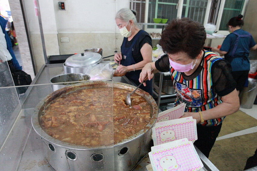 高雄市前鎮區吃。高雄美食｜前鎮區。「華喜爌肉飯」飄香超過50年老店，食尚玩家採訪過，燉煮到軟爛古早味辦桌爌肉飯令我